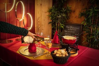 service du vin sur table dressée fondue