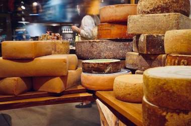 multitudes de fromage sous forme de meules