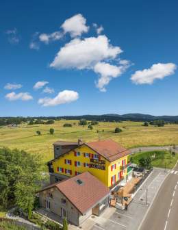Vue extérieure de l'hôtel avec montagnes