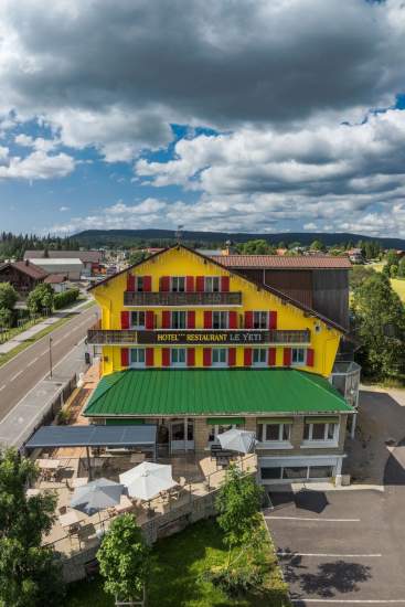 vue de la façade de l'hôtel jaune et rouge