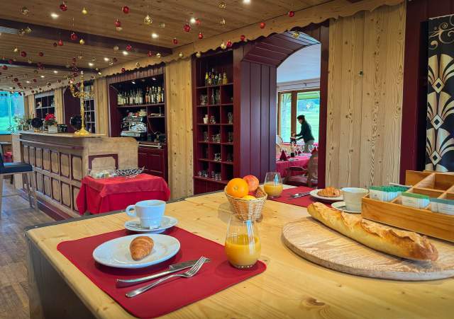 petit déjeuner servi ambiance chalet