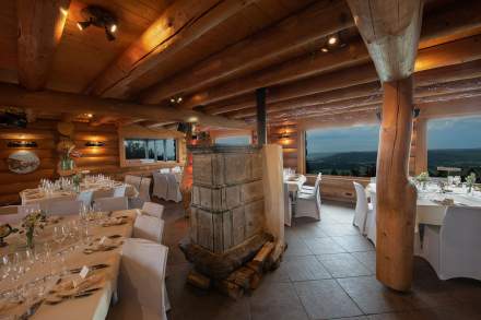 salle dressée pour un mariage
