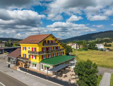 Façade extérieure hôtel vue montagne